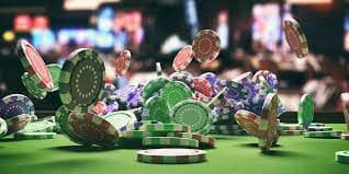 Tampilan meja Free Bet Blackjack di alexis 17 dengan dealer langsung dan pemain di sekitar meja
